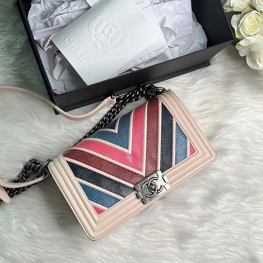 Chanel Exotic Lizard Chevron Pattern. Pale pink leather, LIMITED EDITION - Picture 3 of 10